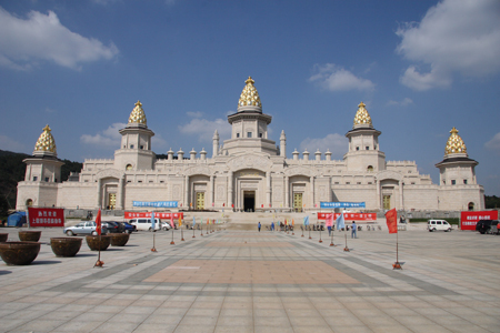 The Conference Hall of the Second World Buddhist Forum in Wuxi, east China's Jiangsu Province [Photo from www.wbf.net.cn]