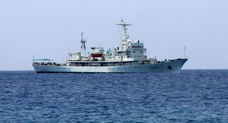 Yuzheng 311, China's largest fishery administration vessel, is pictured as it arrives in the Xisha Islands in the South China Sea, March 17, 2009. [Xinhua photo] 