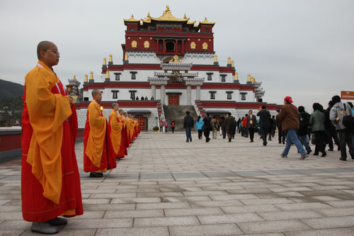 Young monks form a line to welcome visitors walking through the passage leading to Fangong Palace, Linshan Mountain, in Wuxi, Jiangsu Province, where the Second World Buddhist Forum, attended by over 1,000 monks from more than 50 countries and regions, begins March 28. The forum will last five days to April 1, finishing in Taipei, Taiwan Province. 