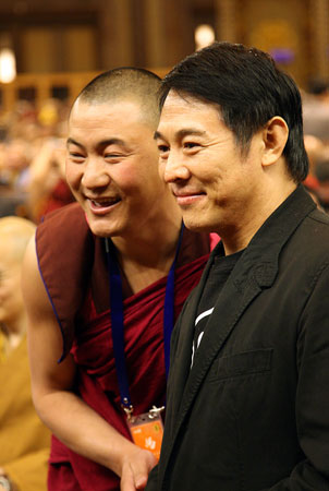 An enthusiastic Buddhist fan takes a photo with Jet Li, the world acclaimed Kungfu star and philanthropist, as the celebrity enters the conference hall, also called the Altar, in Fangong Palace, Linshan Mountain, to attend the Second World Buddhist Forum, beginning today (March 28) in Wuxi, Jiangsu Province. The forum will last five days, finishing in Taipei, Taiwan Province.