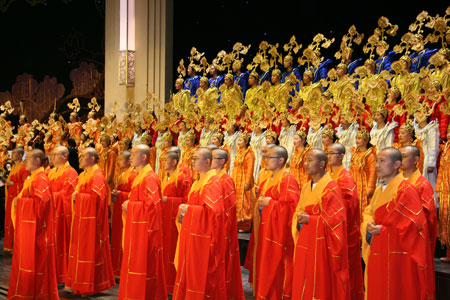 A splendid chorus heralds the opening ceremony of the Second World Buddhist Forum, beginning today (March 28) in Wuxi's rural Linshan Mountain, Jiangsu Province. The forum will last five days, finishing in Taipei, Taiwan Province.