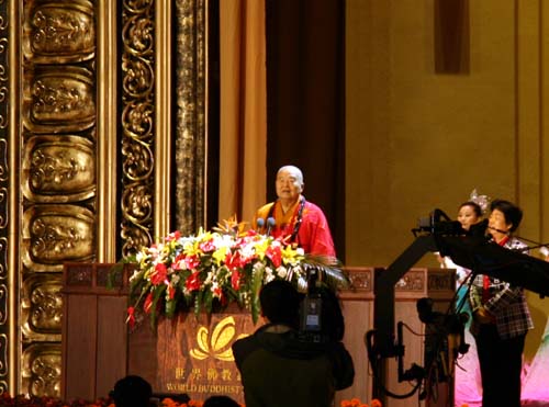 The renowned Buddhist Hsing Yun, President of Buddha's Light International Association, delivers a speech at the opening ceremony of the Second World Buddhist Forum, today (March 28) in Wuxi's rural Linshan Mountain, Jiangsu Province. The forum, attracting over 1,000 monks from more than 50 countries and regions, is scheduled to finish on April 1 in Taipei, Taiwan Province. 