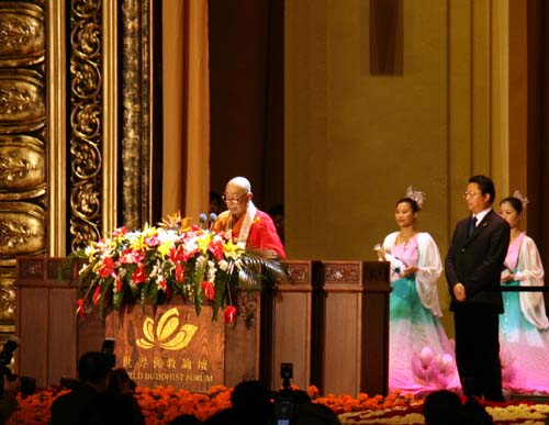 The renowned Buddhist Kok Kwong, President of the Hong Kong Buddhist Association, delivers a speech at the opening ceremony of the Second World Buddhist Forum, today (March 28) in Wuxi's rural Linshan Mountain, Jiangsu Province. The forum, attracting over 1,000 monks from more than 50 countries and regions, is scheduled to finish on April 1 in Taipei, Taiwan Province. 