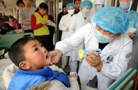 A young hand-foot-mouth disease (HFMD) patient is treated at a hospital in Heze City in east China's Shandong Province, on Mar. 28, 2009. Hand-foot-mouth disease (HFMD) claimed the lives of five babies in a week in Heze City, local authorities said Saturday. Heze city reported 1,734 HFMD cases between Jan. 1 and midnight Friday, according to the city's health bureau. (Xinhua/Fan Changguo)
