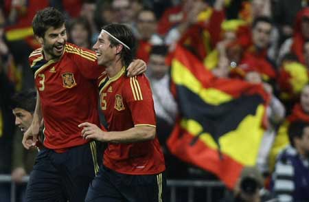 Spain's Gerard Pique (L) celebrates his goal with teammate Sergio Ramos during their 2010 World Cup qualifying soccer match against Turkey at the Santiago Bernabeu stadium in Madrid, March 28, 2009.