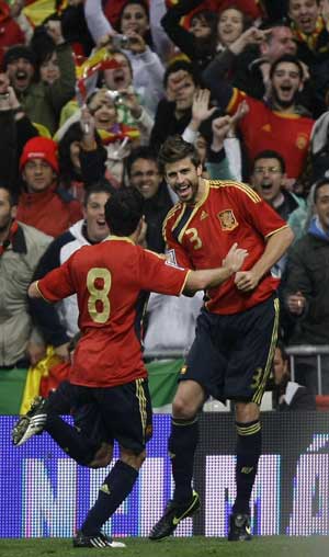 Spain's Gerard Pique (R) celebrates his goal with teammate Xavi Hernandez during their 2010 World Cup qualifying soccer match against Turkey at the Santiago Bernabeu stadium in Madrid, March 28, 2009.