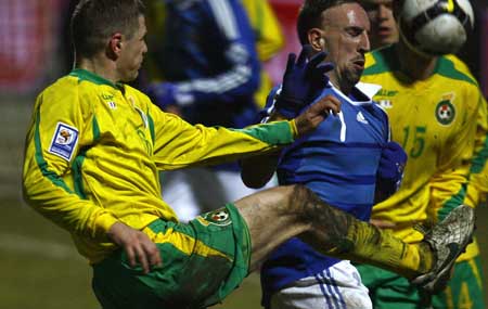 France's Franck Ribery (R) fights for the ball with Lithuania's Marius Zaliukas during their 2010 World Cup qualifying soccer match in Kaunas March 28, 2009.