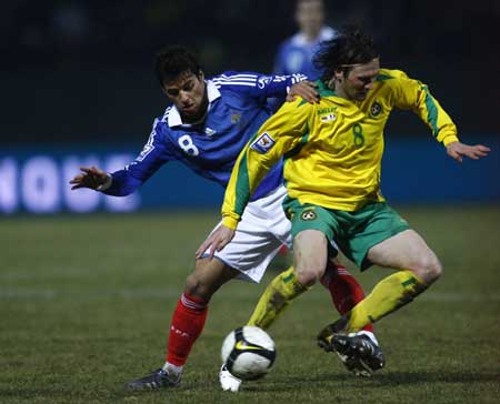 France's Yoann Gourcuff (L) fights for ball with Lithuania's Edgaras Cesnauskas during their 2010 South Africa World Cup qualifying soccer match in Kaunas March 28, 2009.