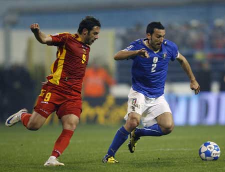 Italy's Gianluca Zambrotta (R) is challenged by Montenegro's Radomir Djalovic during their 2010 World Cup qualifying soccer match in Podgorica March 28, 2009.