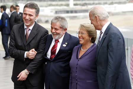 (L-R) Norway's Prime Minister Jens Stoltenberg, Brazil's President Luiz Inacio Lula da Silva, Chile President Michelle Bachelet and U.S. Vice President Joe Biden pose for a group photo during a break in the Progressive Leaders' Summit in Vina del Mar, about 121 km (75 miles) northwest of Santiago March 28, 2009. 