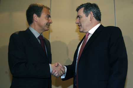 Britain's Prime Minister Gordon Brown (R) meets Spain's Prime Minister Jose Luis Rodriguez Zapatero before a bilateral meeting in Vina del Mar city, about 75miles (121 km) northwest of Santiago March 28, 2009.