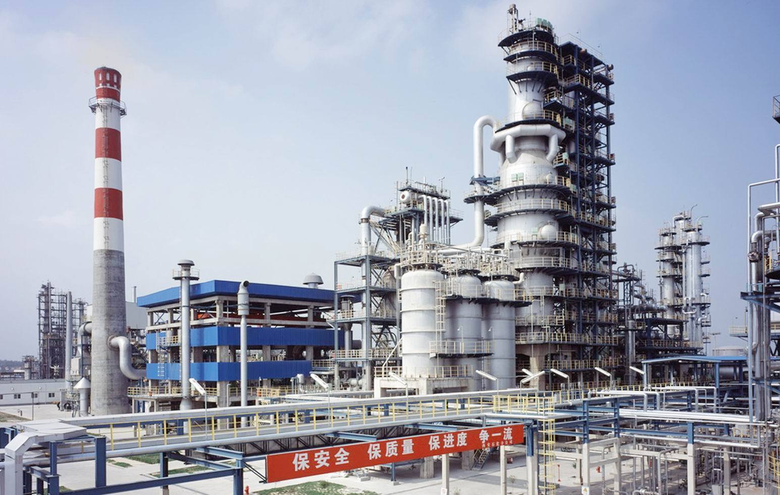 The local refineries are in a marginalized position in the competition with state oil giants. [China.org.cn]