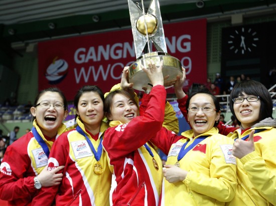 Team China skip Wang Bingyu, third Liu Yin, second Yue Qingshuang, lead Zhou Yan and fifth Liu Jinli pose with the trophy after defeating Sweden 8-6 in the final at the 2009 World Women's Curling Championship in Gangneung, east of Seoul, yesterday. 