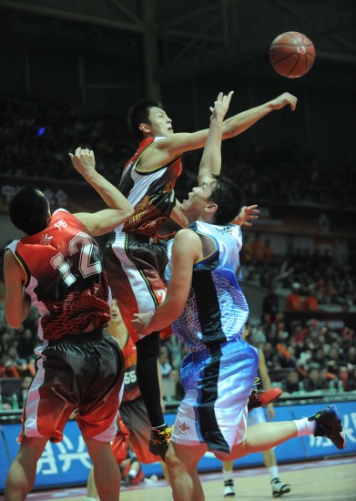 The South All-Star Team beat the North Team 102-97 Sunday at the 2009 All-Star Game of the Chinese Basketball Association league (CBA) in Ningbo, Zhejiang.[Xinhua] 