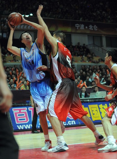 The South All-Star Team beat the North Team 102-97 Sunday at the 2009 All-Star Game of the Chinese Basketball Association league (CBA) in Ningbo, Zhejiang.[Xinhua]