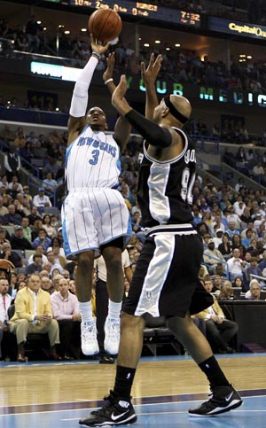 New Orleans Hornets guard Chris Paul (3) shoots over San Antonio Spurs forward Drew Gooden (90) during the first half of their NBA basketball game in New Orleans, Louisiana March 29, 2009.[Xinhua/Reuters]