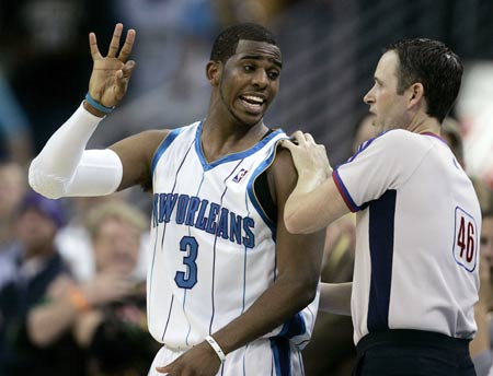 New Orleans Hornets guard Chris Paul (3) holds up his hand after he was fouled while taking a three point shot late in the fourth quarter against the San Antonio Spurs during their NBA basketball game in New Orleans, Louisiana March 29, 2009. New Orleans won the game 90-86.[Xinhua/Reuters]