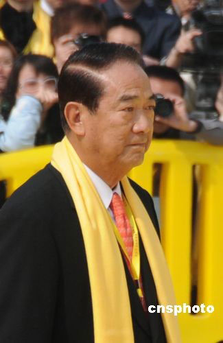 Taiwan's People First Party leader James Soong attends the grand worshipping ceremony to mark China's legendary ancestor Huangdi in Xinzheng, central China's Henan Province, on Sunday, March 29, 2009. Huangdi was regarded as the common ancestor of all the Chinese people around the world. [Photo: cnsphoto