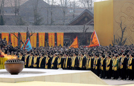 Chinese from all over the world attend the grand worshipping ceremony to mark the nation's legendary ancestor Huangdi in Xinzheng, central China's Henan province, on Sunday, March 29, 2009. [Photo: Xinhua]