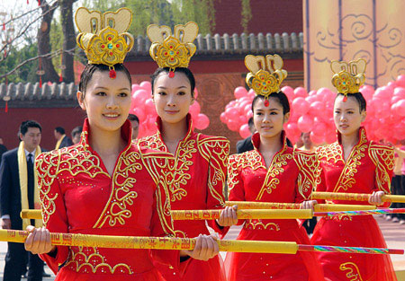 Ritual girls hold incenses at the grand worshipping ceremony to mark the nation's legendary ancestor Huangdi in Xinzheng, central China's Henan province, on Sunday, March 29, 2009. [Photo: Xinhua]