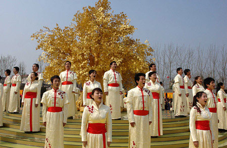 Singers perform at the grand worshipping ceremony to mark the nation's legendary ancestor Huangdi in Xinzheng, central China's Henan province, on Sunday, March 29, 2009. [Photo: Xinhua]