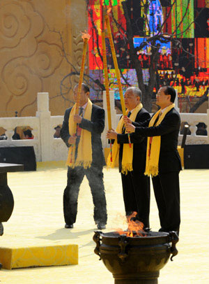 People make pilgrimages by lighting the incenses at the grand worshipping ceremony to mark the nation's legendary ancestor Huangdi in Xinzheng, central China's Henan Province, on Sunday, March 29, 2009. [Photo: Xinhua]