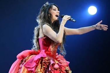 Famous British singer Sarah Brightman performs in the Shanghai Grand Stage in east China's Shanghai, March 27, 2009. Brightman held her solo concert in Shanghai on Friday evening.[Zhu Liangcheng/Xinhua]