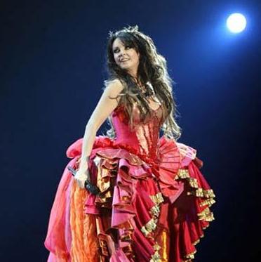 Famous British singer Sarah Brightman performs in the Shanghai Grand Stage in east China's Shanghai, March 27, 2009. [Zhu Liangcheng/Xinhua]