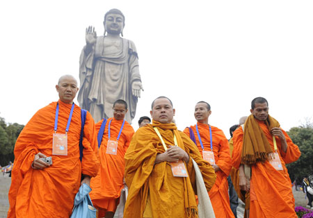 Delegates from Thailand visit the bronze statue of Lingshan Grand Buddha during the Second World Buddhist Forum (WBF) in Wuxi, east China's Jiangsu Province, on March 29, 2009. 