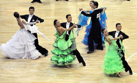 Dancers perform during the sport dance competition held in Shaoxing City, east China's Zhejiang Province, March 28, 2009. A national sport dance competition kicked off in Shaoxing on Saturday. Over 900 dancers from seven provinces and cities took part in the competition. 