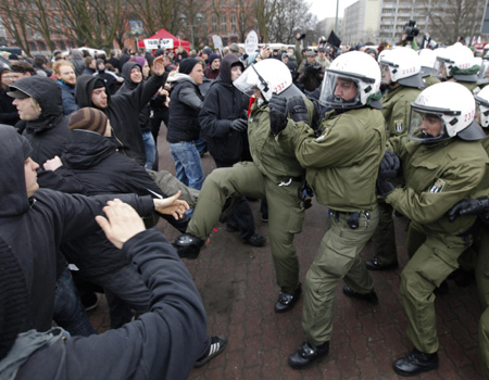 German police officers clash with demonstrators during a protest in Berlin, March 28, 2009. Thousands of demonstrators gathered in Berlin and Frankfurt to protest against globalisation and deepening global recession.