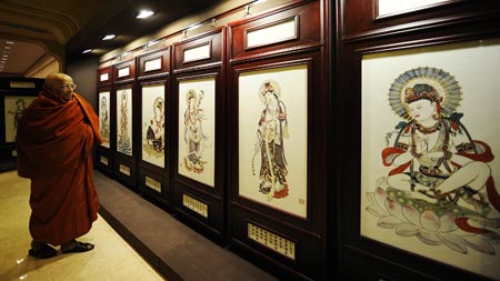 A delegate looks at a porcelain exhibition on Chinese Buddhism during the Second World Buddhist Forum (WBF) in Wuxi, east China's Jiangsu Province, on March 29, 2009.