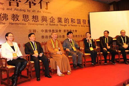 Attendees are interviewed at a sub-forum of the Second World Buddhist Forum (WBF) in Wuxi, east China's Jiangsu Province, on March 29, 2009.