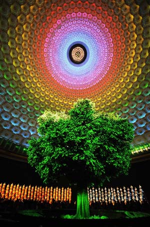 The performance of 'Song of Auspiciousness' is staged at the Buddhist Palace in Lingshan Mountain in Wuxi, east China's Jiangsu Province, on March 29, 2009, marking the end of the first phase of the Second World Buddhist Forum (WBF). The second phase of the forum will take place in Taipei from March 31 to April 1. 