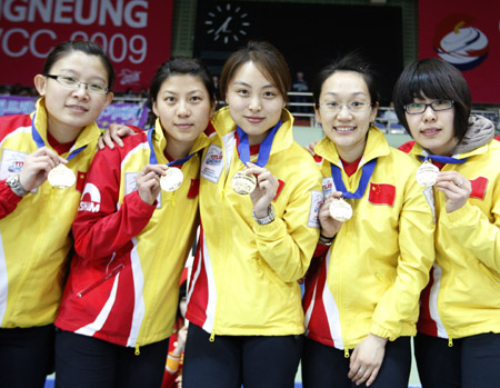 Team China (L-R) skip Wang Bingyu, third Liu Yin, second Yue Qingshuang, lead Zhou Yan and fifth Liu Jinli pose with their gold medals after they won Sweden in the final at the 2009 World Women's Curling Championship in Gangneung, east of Seoul March 29, 2009.