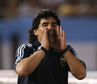 Argentina's head coach Diego Maradona shouts at his players during their World Cup 2010 qualifying soccer match against Venezuela in Buenos Aires March 28, 2009. [Agencies]
