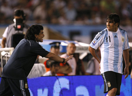 Argentina's head coach Diego Maradona directs his player Carlos Tevez during a World Cup 2010 qualifying soccer match against Venezuela in Buenos Aires March 28, 2009. [Agencies]