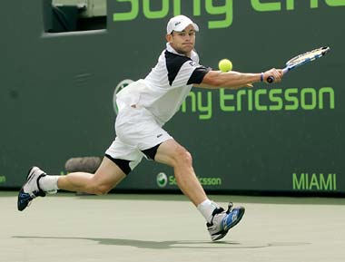 Andy Roddick stretches to return to Dmitry Tursunov of Russia in the third round at the Sony Ericsson Open in Key Biscayne, Florida, on Sunday. Roddick won 7-6 (9), 6-2. [Shanghai Daily]