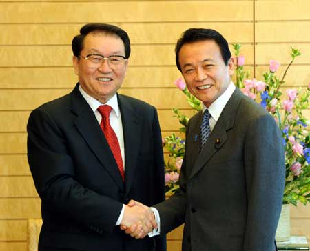 Li Changchun (L), a member of the Standing Committee of the Political Bureau of the Communist Party of China (CPC) Central Committee, meets with Japanese Prime Minister Taro Aso in Tokyo, on March 30, 2009. Li Changchun arrived in Tokyo to kick off his official goodwill visit Sunday. 