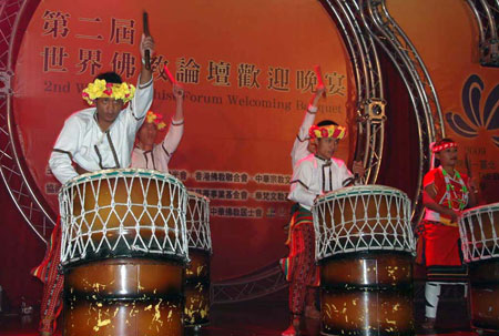  Local artists perform during the evening dinner to celebrate the Second World Buddhist Forum (WBF) in Taipei of southeast China's Taiwan Province March 30, 2009. 