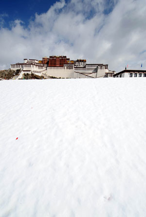 Picture taken on March 30, 2009 shows the snow-covered square in front of the Potala Palace in Lhasa, southwest China's Tibet Autonomous Region. The snowfall on Monday morning will help improve Lhasa's air quality, according to local meteorological authorities. (Xinhua/Chogo)