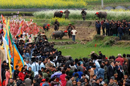 People attend the farming cultural festival held in Suichang County, east China's Zhejiang Province, March 30, 2009. 