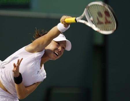 Zheng Jie of China serves against Serena Williams of U.S. during their match at the Sony Ericsson Open tennis tournament in Key Biscayne, Florida March 30, 2009.