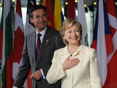 U.S. Secretary of State Hillary Clinton (R) arrives at the venue of International Conference on Afghanistan in the Hague, the Netherlands, March 31, 2009. 