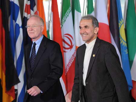 Iranian Deputy Foreign Minister Mahdi Akhounzadeh (R) arrives at the venue of International Conference on Afghanistan in the Hague, the Netherlands, March 31, 2009. 