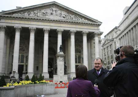 A security expert (C) speaks to reporters in front of the building of the Royal Exchange in London March 31, 2009. A suspected package was found near the building of the Royal Exchange on Tuesday. Police sealed off the area, but shortly afterwards an all clear order was given.