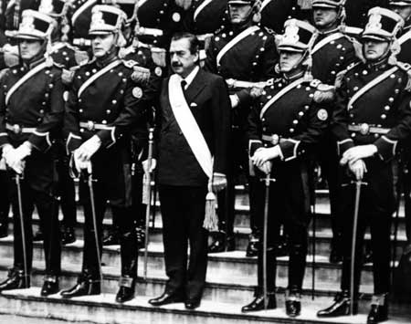 Argentine ex-president Raul Alfonsin (C) poses with members of Regiment Granaderos a Caballo General San Martin in Buenos Aires in this picture taken October 21, 1987.