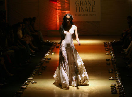 A model presents a creation by designer Anamika Khanna during the grand finale of Lakme fashion week in Mumbai March 31, 2009. 