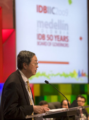 Chinese central bank governor Zhou Xiaochuan speaks at the annual governors assembly of the Inter-American Development Bank (IDB) held in Medellin, Colombia, March 30, 2009.[Xinhua]