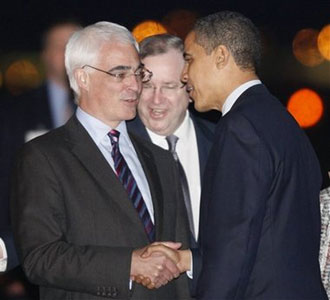 President Barack Obama is greeted by Britain's Chancellor of the Exchequer Alistair Darling as he disembarks Air Force One at London's Stansted International Airport, March 31, 2009.[China Daily via agencies]